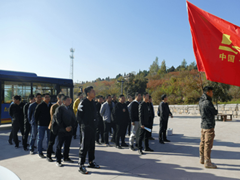 公司舉行中高層青年管理人員“凝心聚力，贏在團隊”拓展訓(xùn)練活動